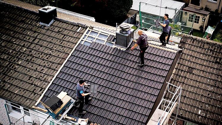 Auch in Corona-Zeiten viel zu tun: Dachdecker sollen mehr Geld für ihre Arbeit bekommen, fordert die IG BAU. Die Auftragsbücher der Firmen seien voll, die Wartezeiten für Handwerker lang.  Foto: IG BAU