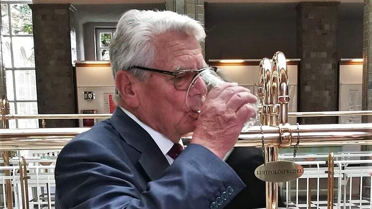 Mit einem Glas Luitpoldsprudel bereitete sich der frühere Bundespräsident Joachim Gauck auf seine Veranstaltung vor.