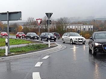 Die B 4 ist bei Neustadt auch außerhalb der Berufsverkehrszeit stark frequentiert. Ab Montag wird es dort eng.