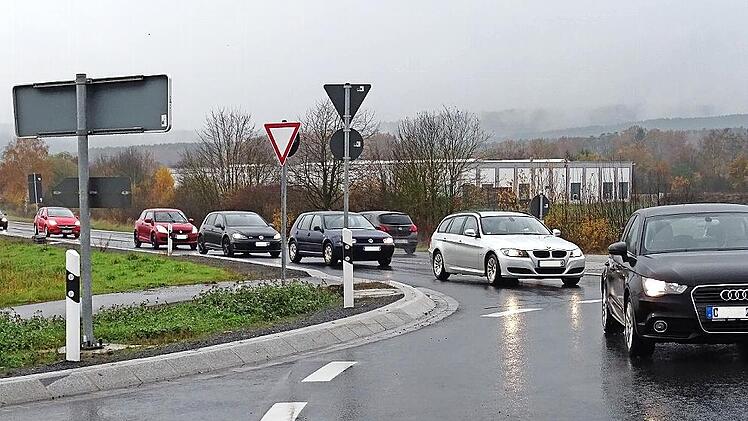 Die B 4 ist bei Neustadt auch außerhalb der Berufsverkehrszeit stark frequentiert. Ab Montag wird es dort eng.