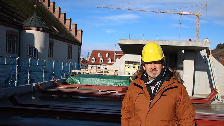 Stadtbaumeister Detlev Mohr auf der Baustelle des Bürgerhauses. Foto: Ralf Ruppert