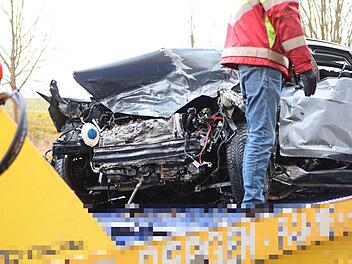 Schwerer Frontalzusammensto&szlig; im Kreis Roth