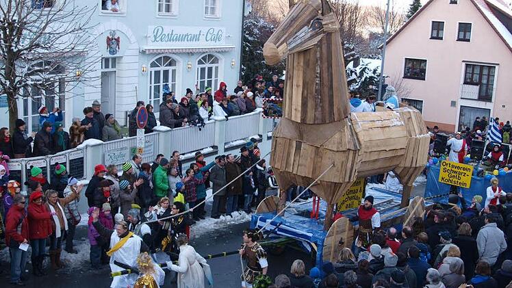 Mehr geht nicht: Schwarz-Gelb Kohlstein wartete mit einem sieben Meter hohen Trojanischen Pferd auf. Fotos: Thomas Weichert