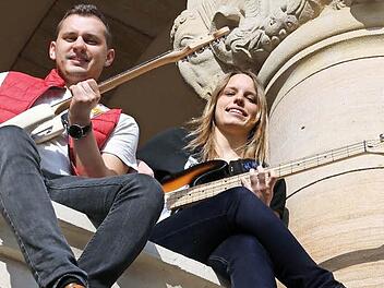Ein Weltmeisterschafts-Sommer mit Musik: Marius Dabrowski und Kerstin Maier steuern den WM-Song "Einfach nur kicken" bei.  Foto: Matthias Hoch