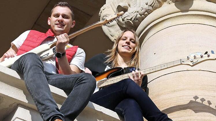 Ein Weltmeisterschafts-Sommer mit Musik: Marius Dabrowski und Kerstin Maier steuern den WM-Song "Einfach nur kicken" bei.  Foto: Matthias Hoch