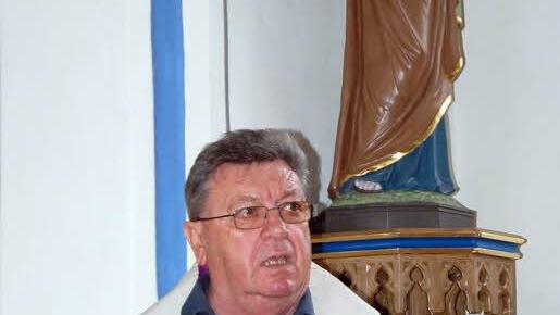 Pfarrer Rudolf Scharf weihte die Friedhofskapelle. Foto: Andreas Welz