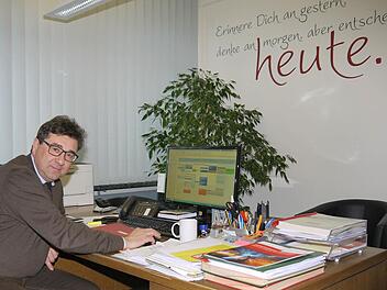 Mehr am Schreibtisch, weniger auf dem Schlepper oder im Stall: Rolf Rosenbauer, seit zwei Jahren Bürgermeister in Untersiemau, feiert heute seinen 50. Geburtstag. Foto: Berthold Köhler