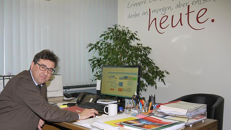 Mehr am Schreibtisch, weniger auf dem Schlepper oder im Stall: Rolf Rosenbauer, seit zwei Jahren Bürgermeister in Untersiemau, feiert heute seinen 50. Geburtstag. Foto: Berthold Köhler