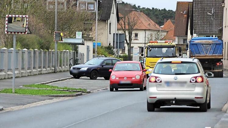 In der Ortsdurchfahrt Gremsdorf ist immer viel Verkehr.  Fotos: Sabine Memmel