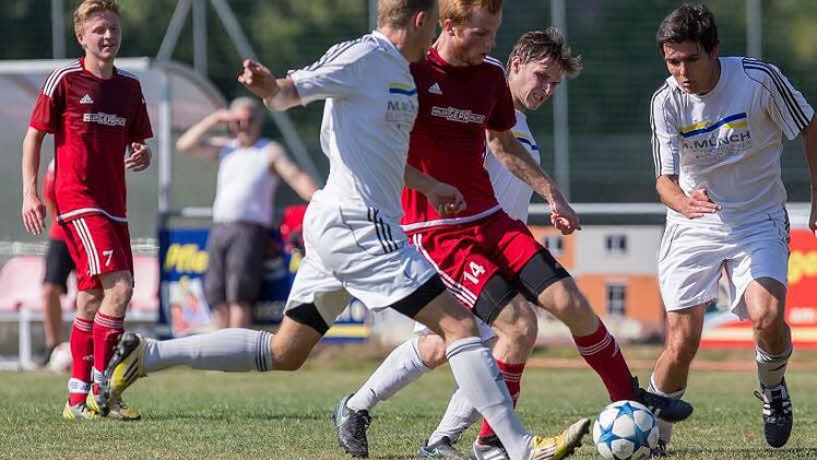 Lukas Schmidt (rotes Trikot) war der überragende Spieler beim 4:1-Erfolg des FC Marktgraitz gegen den SV Wolfers-/Neuengrün. Hier versuchen die Gästespieler Julian Klug, Fabian Engelhardt und Christian Zimmermann (von links), ihn vom Ball zu trennen, Foto: Uwe Gick