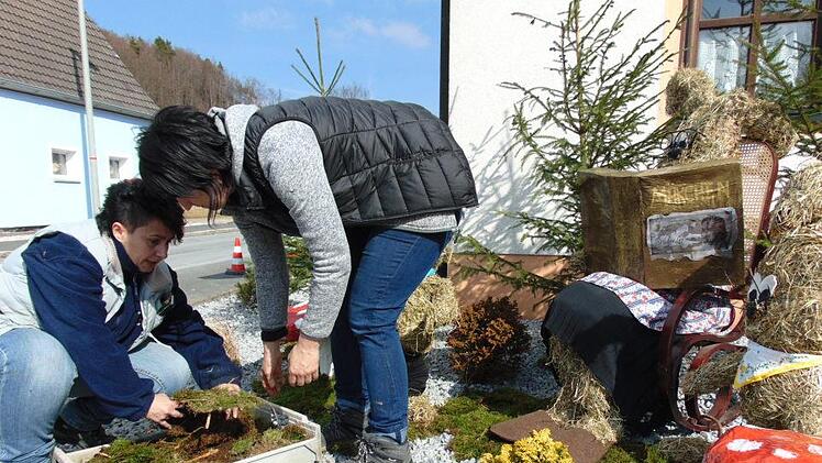 Für den Märchenabend der Hasenfamilie wird Moos  verteilt.Petra Malbrich