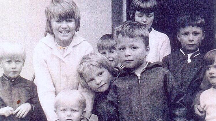 Eine der ersten Hausgruppen 1969. Die, damals noch, " Gruppenmutti" genannt, war Frau Mooslechner. Die Gruppenmütter lebten dauerhaft in den Wohngruppen. Foto: Archiv/Kinderdorf