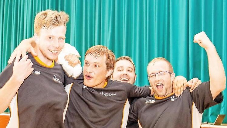 Schon auf dem Spielfeld feierten die Sportler aus Himmelkron ihren Erfolg. Foto: Verein Brücken bauen/Vincetic
