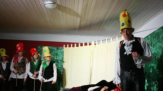 Die Studenten und der Naturhistoriker (Daniel Leistner, re.) treffen den ausquartierten Teufel auf einer Parkbank an.Maria L&ouml;ffler