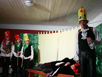 Die Studenten und der Naturhistoriker (Daniel Leistner, re.) treffen den ausquartierten Teufel auf einer Parkbank an.Maria Löffler