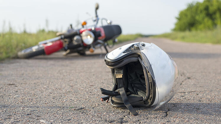 Gegen beide M&auml;nner l&auml;uft jetzt ein Ermittlungsverfahren. Am Motorrad entstand Totalschaden. (Symbolbild)