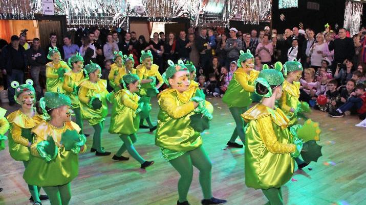 Die Minis der "Grazie"-Tanzgruppen begeisterten als Frösche. Foto: Evi Seeger
