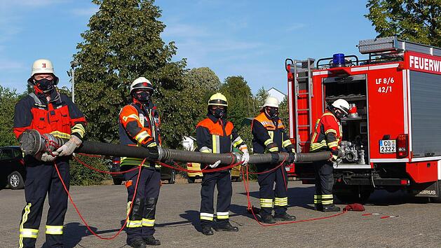 Geht doch: F&uuml;r erfahrene F&uuml;hrungskr&auml;fte wie (von links) Reinhard Hartung, Florian H&ouml;fner, Jens Zetzmann, Norbert K&ouml;hler und Markus Packert ist so ein Saugschlauch auch unter erschwerten Corona-Hygienebedingungen ruckzuck gekuppelt. Foto: Berthold K&ouml;hler
