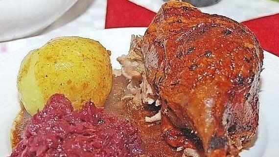 So muss ein fr&auml;nkischer G&auml;nsebraten aussehen. Foto: Maria Kordes