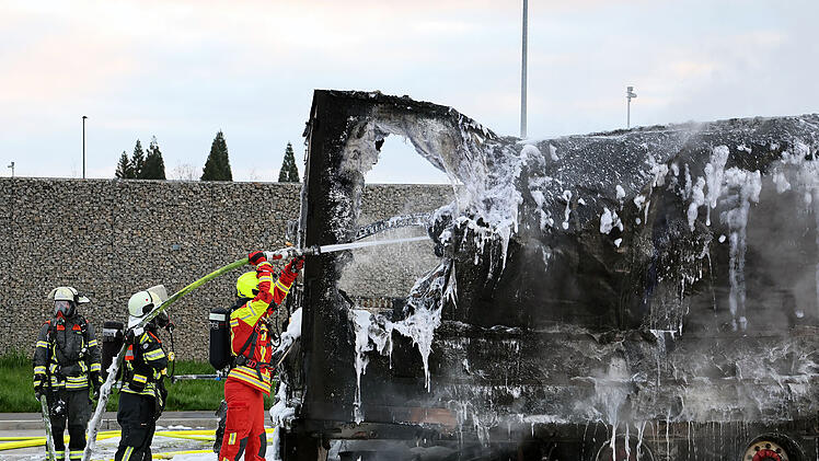 Ein Lkw-Aufleger brennt an der A3 lichterloh