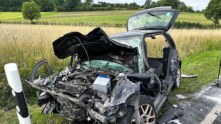 B303 im Kreis Coburg: Autofahrerin kracht frontal in Bus