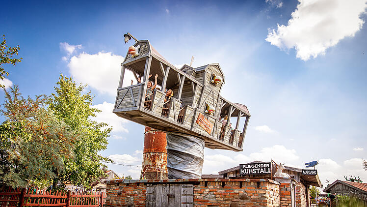 Karls Erlebnis-Dorf R&ouml;vershagen -  Fliegender Kuhstall