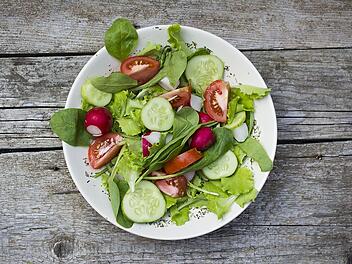 Ein bunter Salat ist eine gesunde Mischung aus Vitaminen und Ballaststoffen.