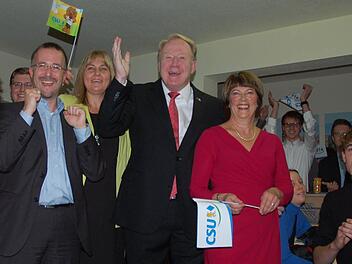 Helle Freude angesichts des Sieges im Bund zeigen (von links) René Boldt, Birgit Weber, Hans Michelbach und Christl Michelbach. Foto: Rainer Lutz
