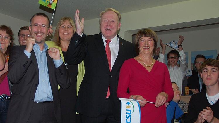 Helle Freude angesichts des Sieges im Bund zeigen (von links) René Boldt, Birgit Weber, Hans Michelbach und Christl Michelbach. Foto: Rainer Lutz