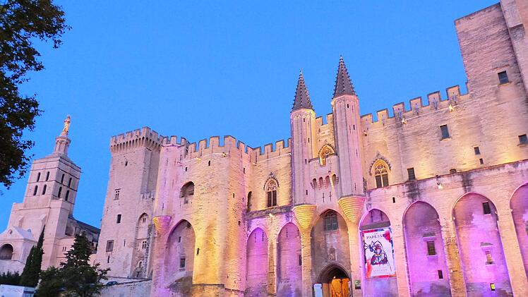 Neonfarben erstrahlt abends der ehemalige Papstpalast in Avignon.