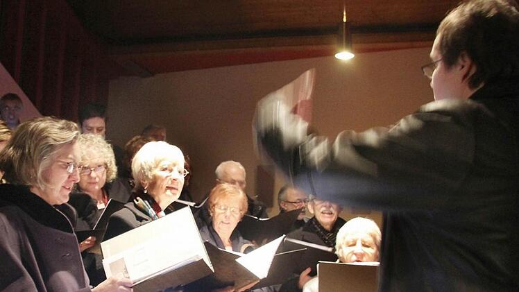 Unter der Leitung von Michaela Axtner sorgten der Chor St. Hedwig und der Kronacher Kammerchor mit dem "Evensong" für eine liturgische Bereicherung in der Gemeinde St. Hedwig. Foto: Sonja Adam