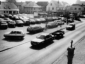 Das Vogelseck war der zentrale Parkplatz in Höchstadt. Nur die Marter im Vordergund gibt es noch, der Rest sieht inzwischen völlig anders aus. Foto: Archiv FT