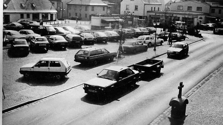 Das Vogelseck war der zentrale Parkplatz in Höchstadt. Nur die Marter im Vordergund gibt es noch, der Rest sieht inzwischen völlig anders aus. Foto: Archiv FT