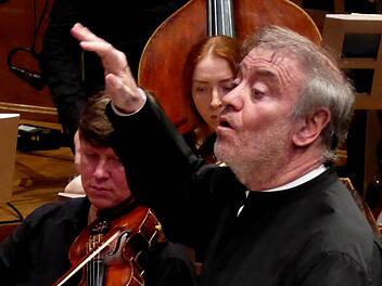 Valery Gergiev am Pult seines Orchesters. Fotos: Ahnert