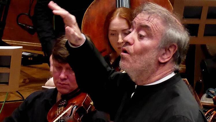 Valery Gergiev am Pult seines Orchesters. Fotos: Ahnert