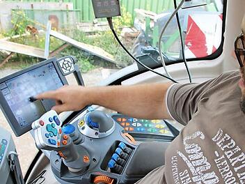 Die Fahrkabine eines modernen Traktors gleicht einem futuristischen Cockpit. Landwirt Philipp Hein stellt den Bordcomputer ein, Fotos: Ronald Heck