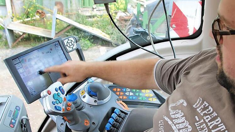 Die Fahrkabine eines modernen Traktors gleicht einem futuristischen Cockpit. Landwirt Philipp Hein stellt den Bordcomputer ein, Fotos: Ronald Heck