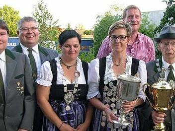 Bei der Schützenkönigsproklamation von links: Philip Steiner, Bastian Angermüller, Daniela Häfner, Ilona Bauer, Michael Keilkich und Gerhard Barth