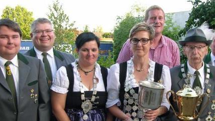 Bei der Schützenkönigsproklamation von links: Philip Steiner, Bastian Angermüller, Daniela Häfner, Ilona Bauer, Michael Keilkich und Gerhard Barth