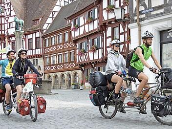 Am Montag machte die "Mut-Tour" einen Zwischenstopp am Forchheimer Rathausplatz. Die sechs Teilnehmer fahren auf ihren Tandems noch bis Leipzig.