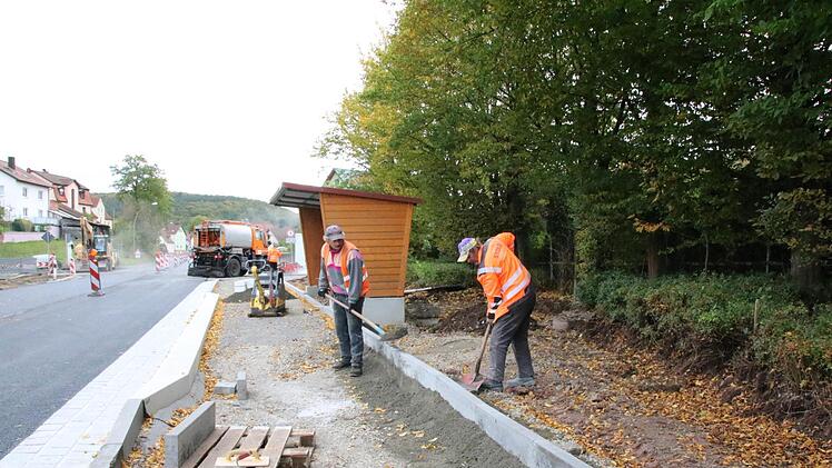 Die Bundesstraße durch Arnshausen wurde gestern asphaltiert, kommende Woche folgt die Verschleißschicht. Foto: Ralf Ruppert