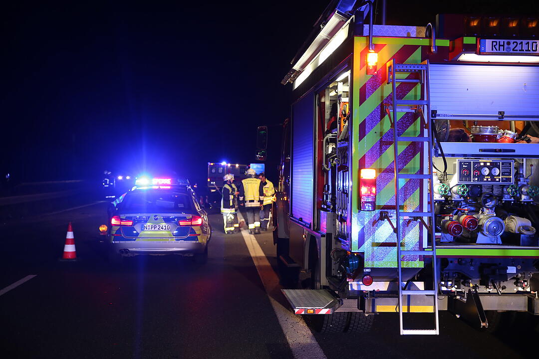 Unfall auf der A6: Auto kracht in Lkw-Heck