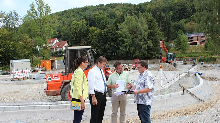 Auf der Baustelle in Egloffstein (v.&nbsp;l.): Kathrin Peschke (stellv. Fachbereichsleiterin &Ouml;PNV), Stefan F&ouml;rtsch (B&uuml;rgermeister Markt Egloffstein), Landrat Hermann Ulm und  Max Brust (Planungsb&uuml;ro Weyrauther) Foto: PR