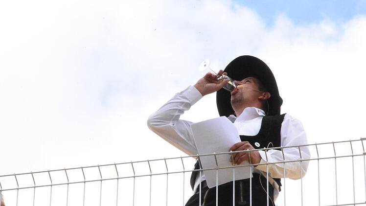 Der Zimmermann leert noch das letzte Glas.