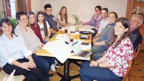 Bei einem Treffen der Planungsgruppe wurde der Programmablauf der Veranstaltung besprochen.  Foto: Heike Schülein