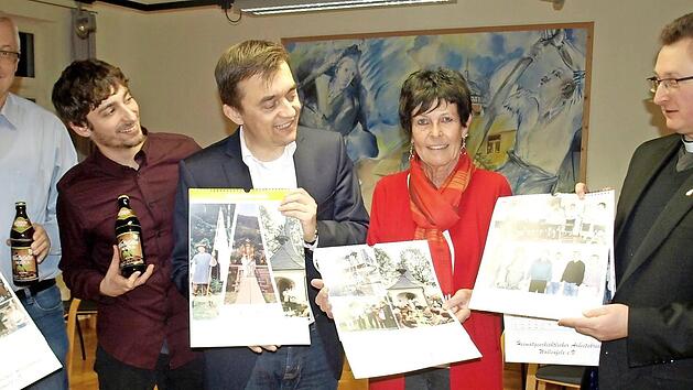 Voller Stolz pr&auml;sentieren (von links) Franz Behrschmidt, Thomas Wei&szlig;, B&uuml;rgermeister Jens Korn, Annegret H&uuml;mmrich und Pater Jan Poja den neuen Heimatkalender 2019 sowie das "Wallnfelse Seidla". Foto: Susanne Deuerling