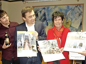 Voller Stolz präsentieren (von links) Franz Behrschmidt, Thomas Weiß, Bürgermeister Jens Korn, Annegret Hümmrich und Pater Jan Poja den neuen Heimatkalender 2019 sowie das "Wallnfelse Seidla". Foto: Susanne Deuerling