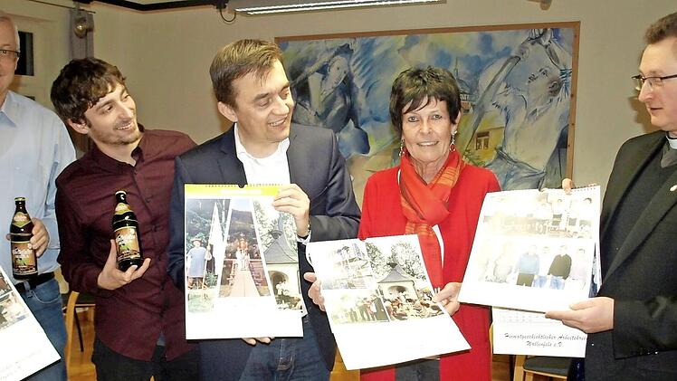 Voller Stolz präsentieren (von links) Franz Behrschmidt, Thomas Weiß, Bürgermeister Jens Korn, Annegret Hümmrich und Pater Jan Poja den neuen Heimatkalender 2019 sowie das "Wallnfelse Seidla". Foto: Susanne Deuerling
