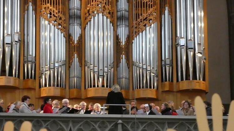 Eindrucksvoll erklang der Gefangenenchor aus Verdis Oper, aufgeführt von Burkhard Ascherl an der Orgel und dem Kirchenchor.