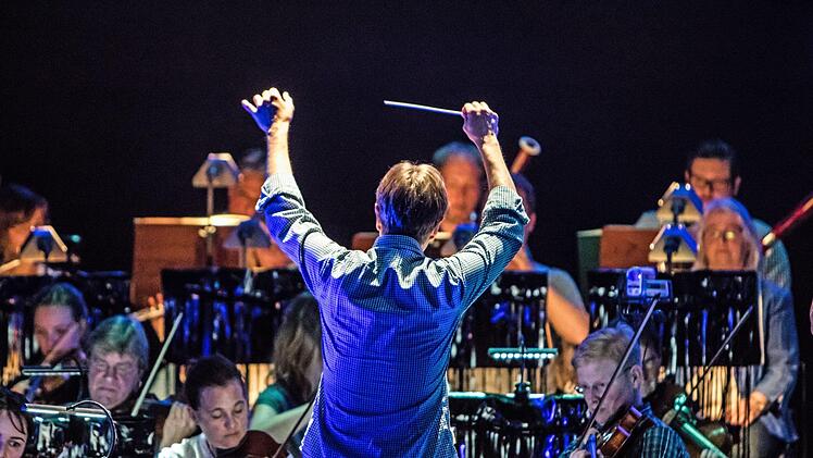 Dirigent Roland  Fister  in einer Probenszene in Eduard Künneke "Der Vetter aus Dingsda".Foto: Jochen Berger